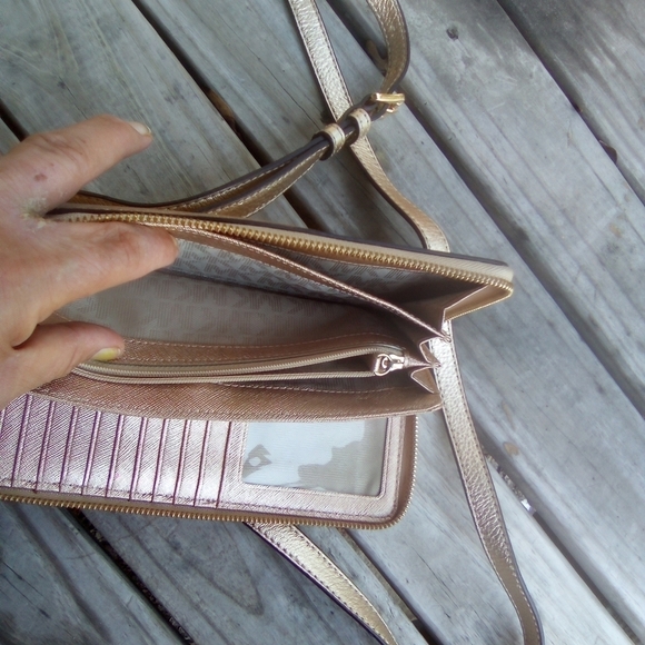 Michael Kors Metallic Rose Gold Cross Body Zip Around Wallet Purse - Picture 8 of 14